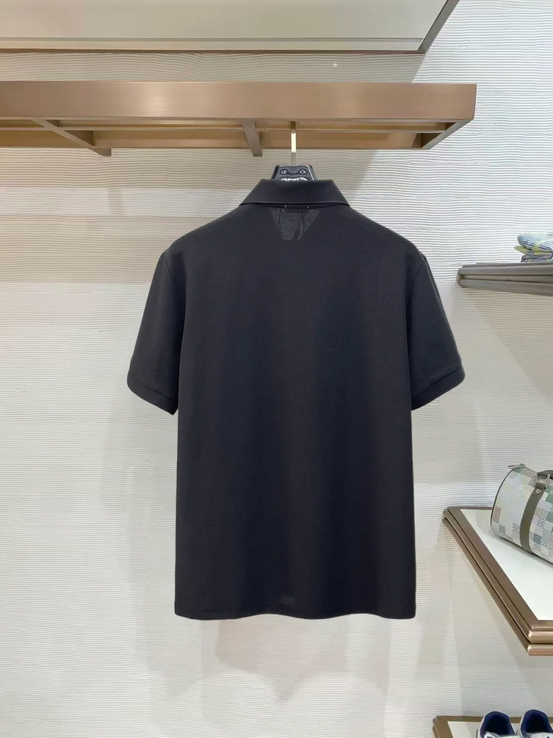 Burberry New Arrival Polo shirt, complete with three labels, original fabric, original customized accessories, official Same Style, made of 210g pure cotton pique fabric, customized same-tank dyed fabric, very comfortable and smooth to the touch, very wide and stylish, produced by the first-line brand Factory, imported Behringer embroidery machine, embroidery is full and textured, the collar rib is woven with imported yarn, does not deform after long-term wear, the most New Arrival style in spring and summer, fashionable and individual Super Versatile and good-looking. It is very suitable for both men and women. It is a must-have for everyone. Size: S-XXL